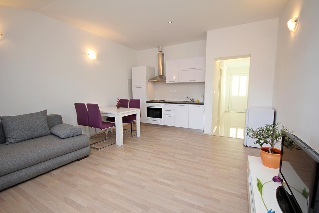 Apartments Luna Makarska Rum bild